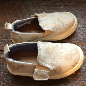 Toddler pineapple toms